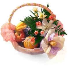 Корзинка с шампанским и фруктами, украшенная цветами