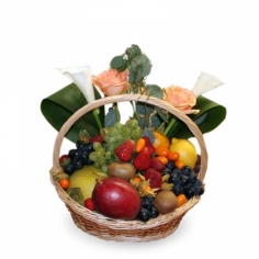 Корзина с фруктами, ягодами и красными розами